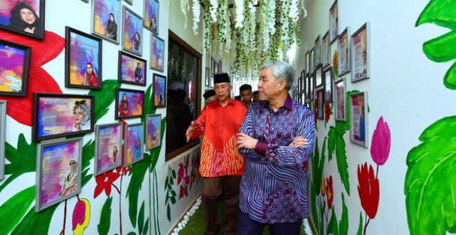 Ahmad Zahid diiringi Presiden GAPENA Datuk Zainal Abidin Borhan (kiri) ketika melalui Laluan Penyair selepas merasmikan Kompleks Rumah GAPENA hari ini. - Gambar BERNAMA