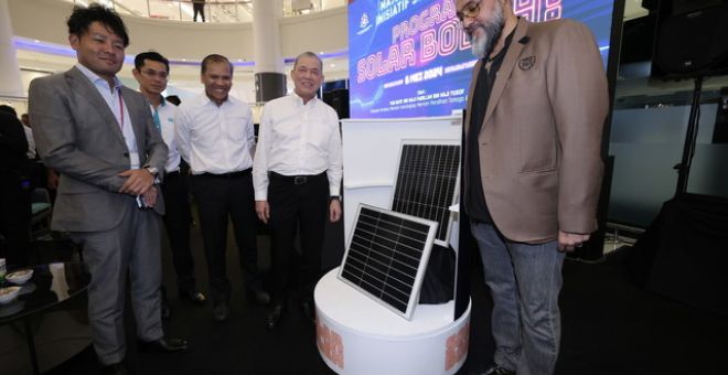 Fadillah (dua, kanan) melihat solar yang dipamerkan selepas Majlis Pelancaran Inisiatif Solar@Petra di sebuah pusat membeli-belah hari ini. Turut serta Pengarah Urusan, AEON Company (M) Berhad, Naoya Okada (kiri) Pengasas dan Ketua Pegawai Eksekutif SOLS Energy, Raj Ridvan Singh (kanan) Ketua Pegawai Eksekutif Bank Simpanan Nasional (BSN) Jay Khairil (dua, kanan) dan Ketua Setiausaha Kementerian Peralihan Tenaga dan Transformasi Air (PETRA) Datuk Mad Zaidi Mohd Karli (tiga, kiri). - Gambar BERNAMA