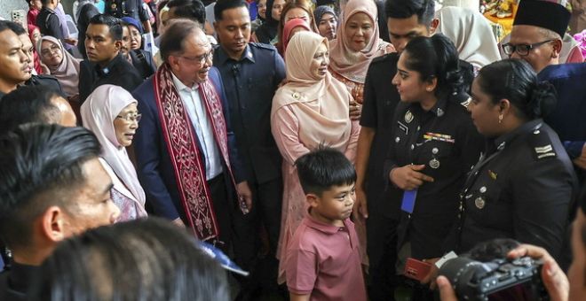 Anwar dan isteri, Dr Wan Azizah beramah mesra dengan warga JIM semasa Majlis Penerapan Nilai Murni dan Sambutan Aidilfitri MADANI JIM di Putrajaya hari ini. - Gambar BERNAMA