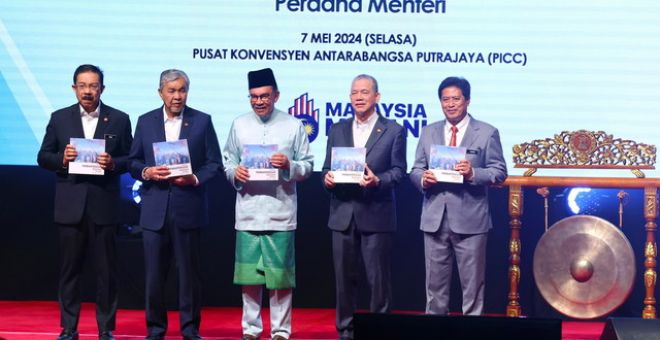 Anwar (tengah) menunjukkan buku Strategi Pembanterasan Rasuah Nasional (NACS) 2024-2028 pada pelancaran NACS 2024-2028 di PICC hari ini. Turut kelihatan kedua-dua Timbalan Perdana Menteri Datuk Seri Dr Ahmad Zahid Hamidi (dua, kiri) dan Datuk Seri Fadillah Yusof (dua, kanan) serta Ketua Setiausaha Negara Tan Sri Mohd Zuki Ali (kiri) dan Azam (kanan). - Gambar BERNAMA