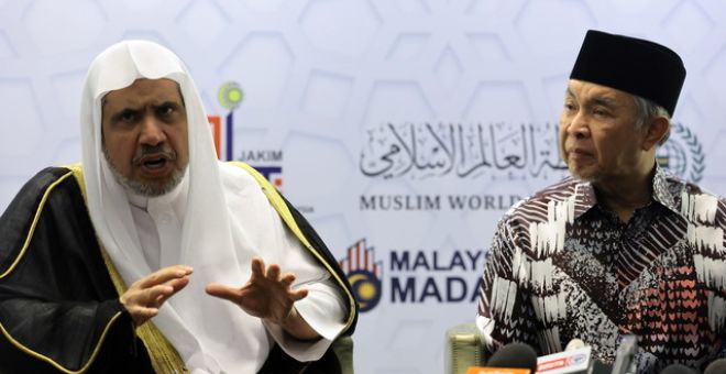 Ahmad Zahid bersama Setiausaha Agung Liga Dunia Muslim (MWL) dan Pengerusi Pertubuhan Ulama Islam, Sheikh Dr Mohammad Abdulkarim Al-Issa (kiri) ketika sidang media selepas perasmian Majlis Ulama Asia 2024 hari ini. -Gambar BERNAMA