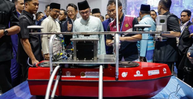 Anwar melawat tapak pameran pada Majlis Peluncuran Malaysia Artificial Intelligence Nexus 2024 di Dewan Merdeka, Pusat Dagangan Dunia hari ini.-Gambar BERNAMA
