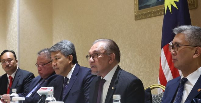 Anwar (dua, kanan) ketika sidang media bersama wakil media Malaysia di Kazakhstan, hari ini.-Gambar BERNAMA