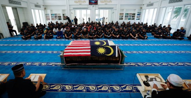Jenazah Konstabel Ahmad Azza dan Konstabel Muhamad Syafiq dibawa ke Masjid Tunku Laksamana Abdul Jalil, Ibu Pejabat Kontinjen Polis Johor pagi ini, untuk solat jenazah dan penghormatan terakhir.-Gambar BERNAMA