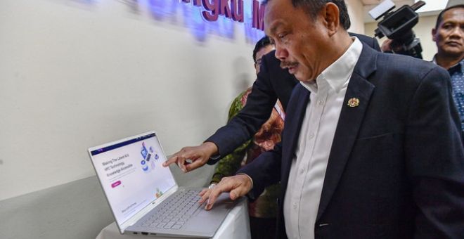 Mohammad Yusof meluangkan masa melihat laman web portal My-AI selepas Majlis Peluncuran Portal My-AI di MRANTI Park hari ini. - Gambar BERNAMA