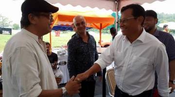Menteri Pertanian dan Industri Asas Tani Datuk Seri Ahmad Shabery Cheek (kanan) bersalaman dengan Yazid Search