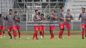 SIAP SEDIA: Pemain memanaskan badan sebelum memulakan latihan di Stadium Negeri, Petra Jaya. Sarawak akan menentang Kedah di Stadium Darul Aman, Alor Setar malam ini.