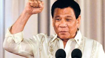 JELASKAN: Duterte bercakap semasa upacara angkat sumpah jeneral baharu dalam tentera Filipina di istana presiden di Manila, kelmarin. — Gambar Reuters