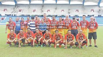 KENANGAN: Posa (lapan kanan) merakamkan kenangan bersama pemain Sarawak Legends sebelum perlawanan bermula.