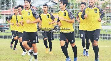 SIAP SEDIA: Pemain memanaskan badan sebelum memulakan sesi latihan.