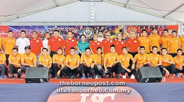 BERSEDIA: Barisan pemain dan pegawai Kuching merakam kenangan bersama exco Persatuan Bola Sepak Sarawak (FAS) yang turut dihadiri Pesidennya Datuk Posa Majais (sembilan kiri) pada majlis pengenalan pemain di Dataran Stadium, Petra Jaya kelmarin.