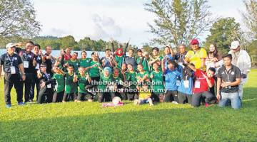 CIPTA KEJUTAN: Para pemain dan kakitangan pengurusan pasukan Sibu meraikan kejayaan mereka layak ke pusingan suku akhir Kejohanan LBR Wanita 2017.