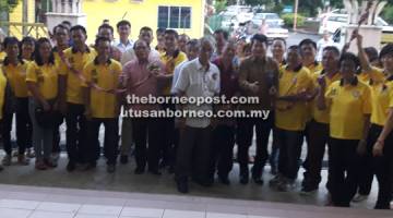 SIMBOLIK: Dr Rayong (empat kanan), Nyalau (enam kiba), Lim Siat Ming (lima kanan) enggau temuai ke bukai begambar bebala mayuh lebuh pengerami Makai Lemai Serakup Hakka Engkilili ba Balai Komuniti Engkilili, ditu kilah ensana.