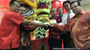 PERPADUAN: Talib (empat kanan), Karim (dua kanan) dan Wan Mohd Yusop (dua kiri) merakam kenangan bersama selepas perasmian Majlis Ramah-Tamah Gong Xi Fa Cai 2017 di Wisma Sultan Tengah di Kuching, semalam.