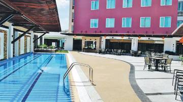 KEMUDAHAN: Kemudahan kolam renang dan ruang santai yang terdapat di Hotel Nu.