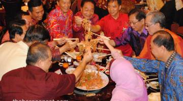 BERSATU: (Baris belakang, dari kanan) Wan Hamid, Lau, Hii, Wong, Tiong dan yang lain bersama menggaul ‘Yee Sang’ pada majlis itu.