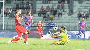 SERANG: Pemain Sarawak (kiri) melakukan serangan ke kubu pasukan pelawat, MISC-MIFA pada aksi pusingan kedua Piala FA 2017 di Stadium Negeri Kuching malam tadi.