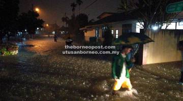 BANJIR KILAT: Keadaan di kawasan Tabuan Dayak yang dilanda banjir kilat.