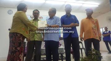 TAHNIAH: Uggah menyampaikan sijil kepada wakil 36 peserta kursus sambil disaksikan Julaihi (dua kanan) serta yang lain selepas majlis.