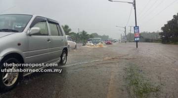 BANJIR KILAT: Keadaan di Jalan Matang Jaya yang mula dinaiki air sejak jam 2 petang semalam.