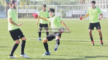 TETAP BERSEMANGAT: Lee (tengah) bersemangat menjalani latihan bersama rakan-rakan walaupun kecederaan di dahi kirinya masih belum pulih sepenuhnya.