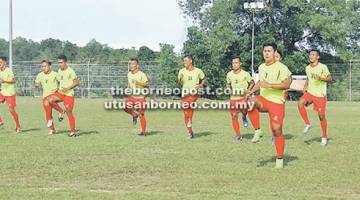 GIGIH: Pemain-pemain Kuching gigih menjalani latihan persiapan menghadapi PBMM-PBMS FC pada kempen Piala FAM 2017.