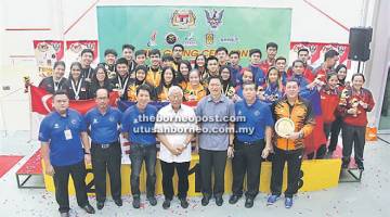 TAHNIAH: Pemain-pemain bersama (dari dua kiri) Abdul Haris, Kameri, Manyin, Robert dan Ong selepas majlis penyampaian hadiah semalam.