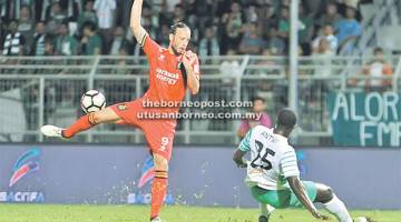 TEWAS: Aksi pasukan Sarawak ketika menentang Melaka United di Stadium Negeri Kuching malam kelmarin.