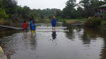 BERTAKUNG: Antara kawasan terjejas akibat air bertakung di Kampung Jeriah, Sibu.