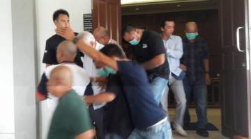TERIMA HUKUMAN: Kesemua 25 kaki judi sabung ayam keluar dari kamar Mahkamah Sesyen Kota Samarahan selepas didenda RM500 seorang.