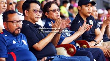 SUNTIK SEMANGAT: Ketua Menteri Datuk Amar Abang Johari Tun Abang Openg (dua kanan) bersama Fazzrudin (kanan) dan Datuk Abdul Karim Rahman Hamzah ketika menyaksikan perlawanan di Stadium Negeri, petang Ahad lalu.