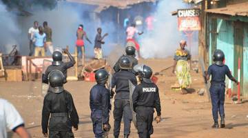 HURU-HARA: Anggota polis dikerah untuk menangani mogok oleh para guru yang menuntut gaji yang lebih tinggi di Conakry, kelmarin. — Gambar AFP