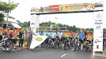 PELEPASAN: Wan Ibrahim dan Adie (kiri) melepaskan peserta Bintulu City Ride 2017 semalam.