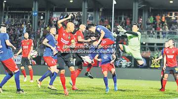 BERGELUT: Pasukan Sarawak melakukan serangan ke kubu JDT pada aksi Liga Super 2017 di Stadium Negeri, Petra Jaya malam tadi. — Gambar Chimon Upon