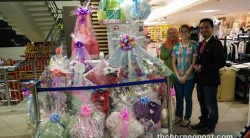 MENANTI PEMENANG: Tiga kakitangan Premier Departmental Store menunjukkan hadiah-hadiah menarik yang menanti pemenang sempena peraduan The Most Photogenic Baby Contest. 