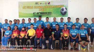 KURSUS: Abang Sohardi (lima kiri) bersama Chiew (empat kiri) dan Md Kasim Jaafar (enam kiri) bersama peserta Kursus Kejurulatihan Futsal Tahap 1 AFC di UNIMAS, Kota Samarahan semalam.