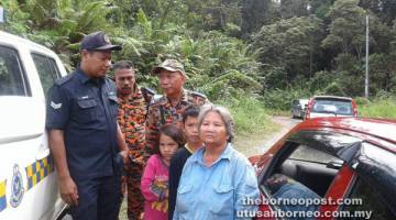 DIJUMPAI SELAMAT: Ketiga-tiga mangsa (dari kanan) Singal, Stayreon dan Veronica ditemui dalam keadaan selamat oleh pasukan SAR setelah sesat dalam kawasan hutan belukar.