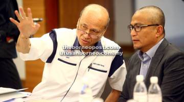 SIDANG MEDIA: Dr Annuar (kanan) dan Lee pada sidang media di Kuching, semalam.