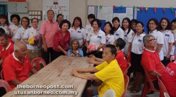 UNTUK ALBUM: Kong (enam kiri), Yap (lapan kanan) dan ahli-ahli Bahagian Wanita SUPP Senadin bergambar bersama penghuni Home For The Aged Miri. Turut kelihatan ialah Yee (lima kiri).