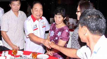 MESRA: Wong (dua kiri) bersalaman dengan tetamu yang datang sempena sambutan Hari Wanita Antarabangsa 2017 anjuran UPP di Kuching, malam kelmarin.