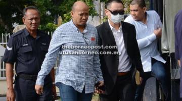 SAMBUNG BICARA: Tiga daripada tertuduh iaitu (dari kiri) Lie Chang Loon, Stephen Lee dan Mohamad Fitri dieskot keluar dari kenderaan polis Blackmaria  menuju ke Kompleks Mahkamah Miri pagi semalam.