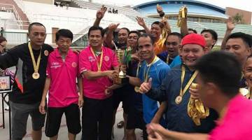 GEMBIRA: Barisan pemain Landas Veteran Miri meraikan kejayaan mereka menjuarai Piala Ahmad Lai di Miri petang kelmarin.