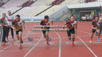 LATIHAN: Fazzrudin (dua kiri) melihat (dari kiri) Afif, Safazzuan, Ahmad Tarmizi dan Adib menjalani latihan di Stadium Sarawak, Petra Jaya semalam.