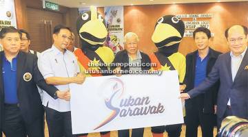 LANCAR: Manyin (tengah) bersama (dari kiri) Ong, Abdul Karim, Raymond (kanan) dan Kameri (dua kanan) pada pelancaran logo SukSar 2017 di Kuching semalam.