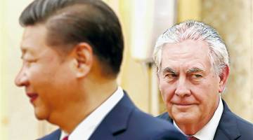 MESRA SEMULA: Xi (kiri) bertemu Tillerson di Dewan Agung Rakyat di Beijing, semalam. — Gambar Reuters