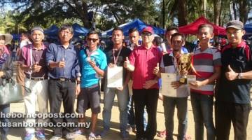 TERBAIK: Mohd Chee (enam kiri) bersama sebahagian peserta terlibat pada Pesta Sukan Daerah Kabong.