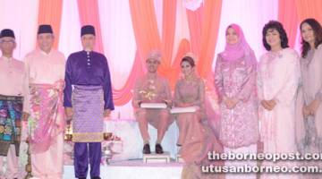 RAI PENGANTIN: Mohd Asfia (tiga kiri), Fatimah (tiga kanan) bersama Aminudin (kiri), Awang Tengah, Dayang Morliah dan Saptuyah (kanan) bersama pasangan pengantin.