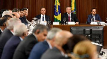 KEKANG SKANDAL: Temer (tengah), Menteri Pertanian Blairo Maggi (kiri) dan Menteri Perdagangan dan Industri Marco Pereira (kanan) bertemu dengan duta-duta dari negara yang mengimport daging Brazil di Istana Planalto di Brasilia, kelmarin. — Gambar AFP