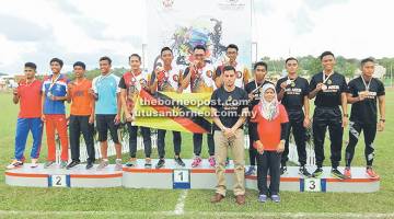 TERBAIK: (Dari lima kiri) Tarmizi, Adib, Afif dan Arif meraikan kejayaan menjuarai acara 4x400 meter di atas podium pada kejohanan olahraga di Brunei.