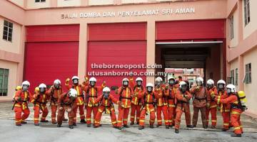 UNTUK KENANGAN: Pasukan BBP Sri Aman merakam kenangan selepas program lasak ‘Lets Get Fit’.